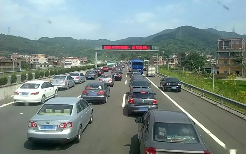 新手上路切记要离这些车远点，车辆出事故的概率会大大降低！