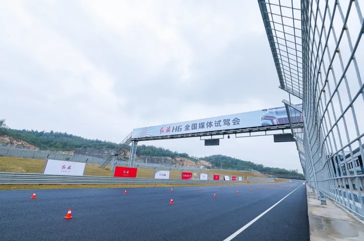 试驾官丨评测最年轻的“红旗车”，H6如何拿捏年轻人？