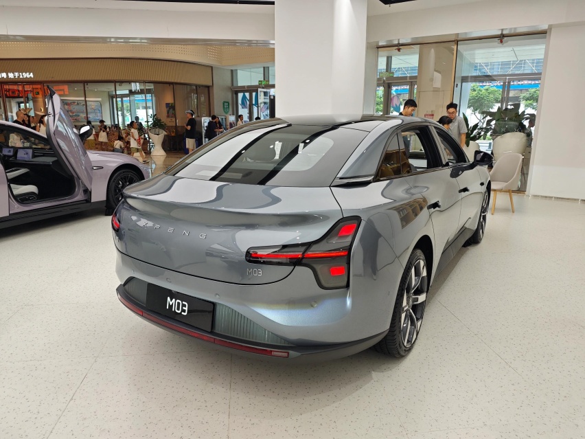 小鹏MONA M03到店实拍，大过Model 3配掀背尾门