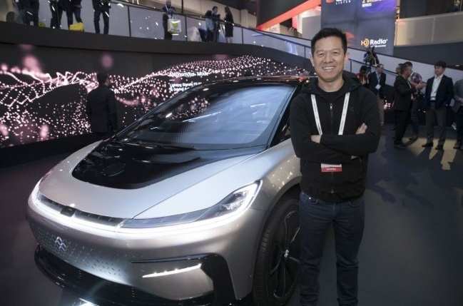 Lucid Air交付，马斯克发《七步诗》，它们有什么恩怨？