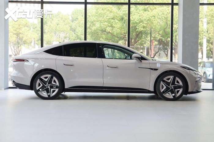 售22.99万起，车长达到5米，最高续航666公里，静态体验飞凡F7