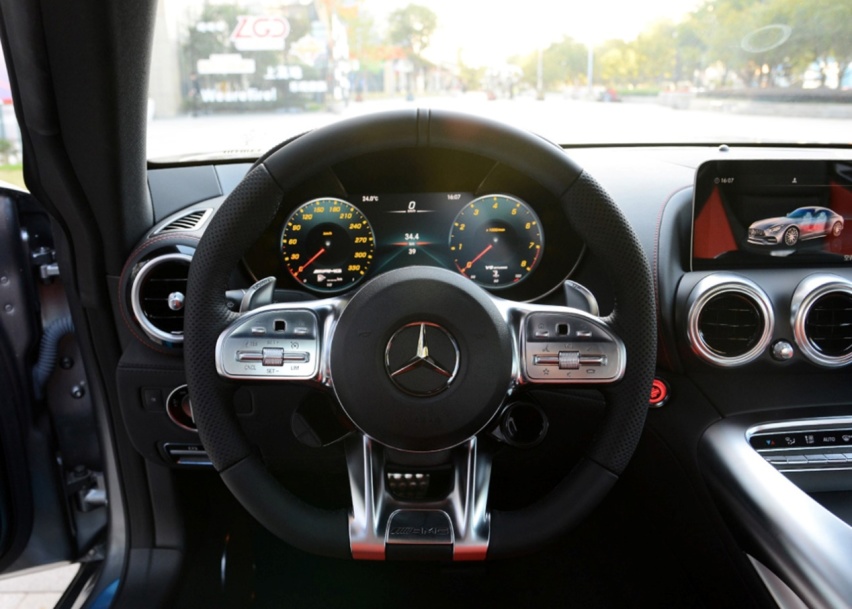奔驰是如何征服操控粉的？用4秒破百的AMG GT，毫无压力