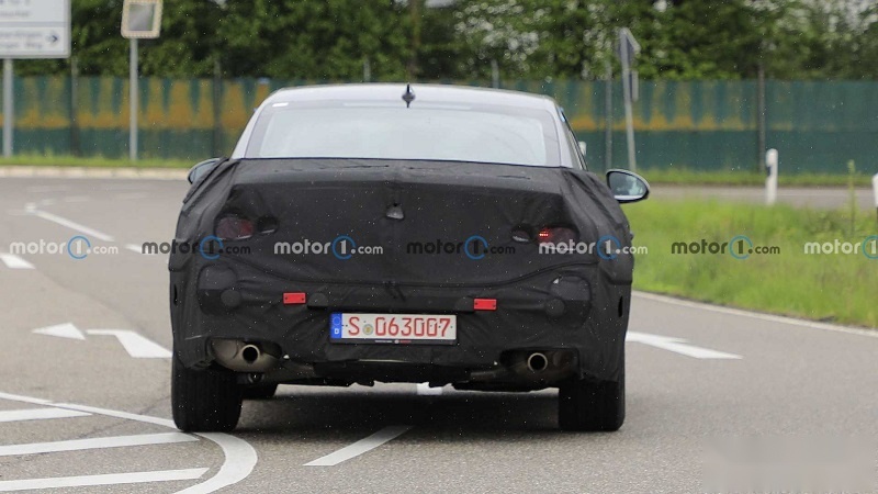 next-gen-genesis-g90-new-spy-photo-rear.jpg