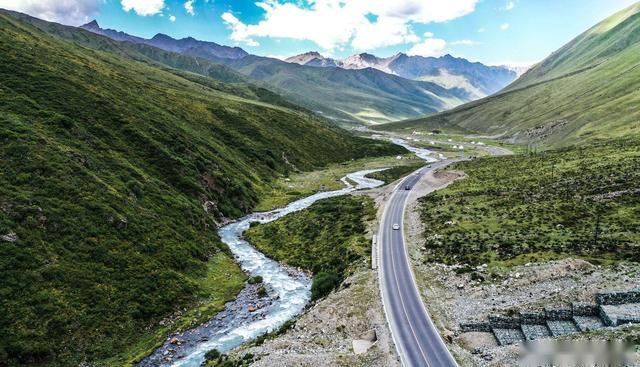 独库公路：十里不同路，一步一换天