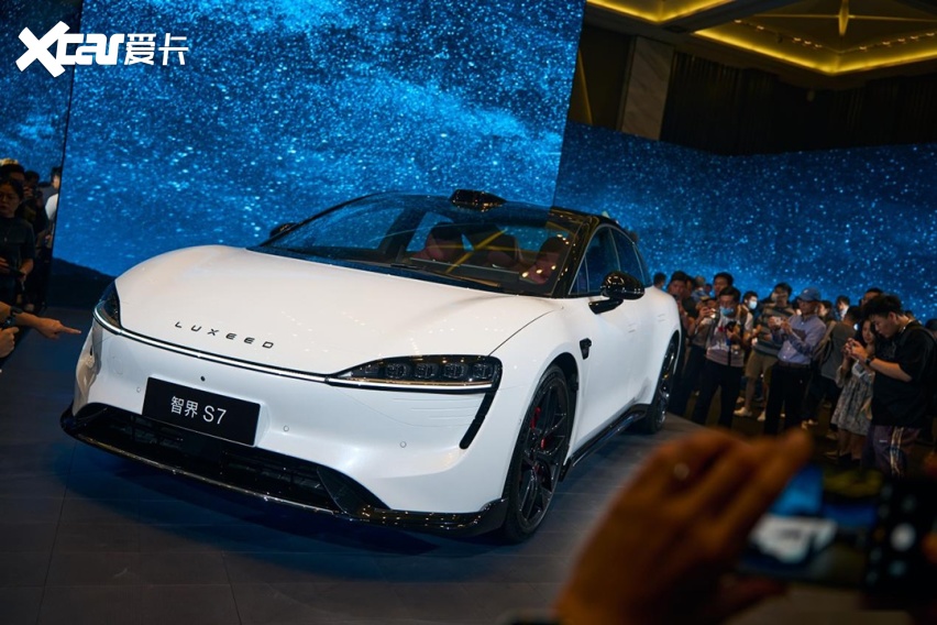 预定量迅速破万!华为智选首款轿车亮相 满身都是黑科技!