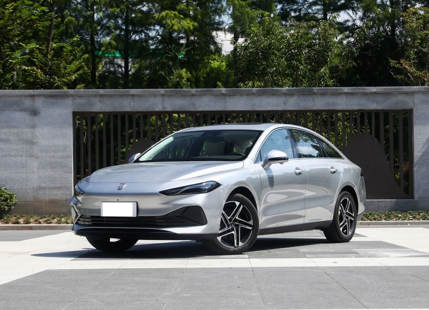 全新插混中型家轿限时10.98万起！CLTC续航1400Km，外观炫酷