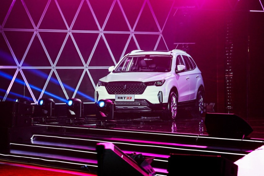 顶配不到10万的国产小型SUV，设计前卫颜值高，6AT稳重更