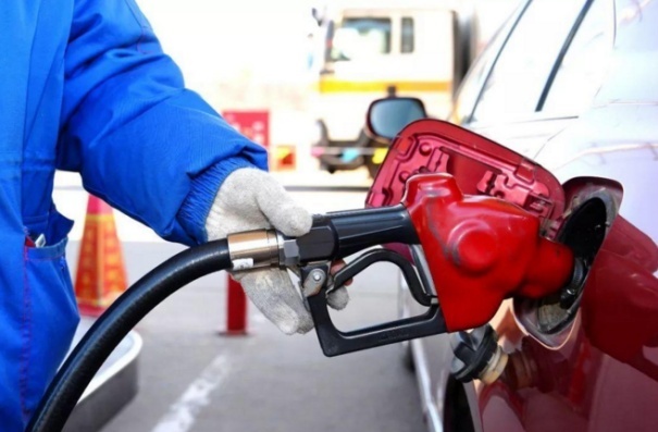 3月17日油价正式上调，未来新能源汽车或成无车家庭首选