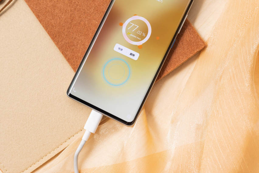 搭载200W闪充 iQOO 10 Pro树立行业新标杆