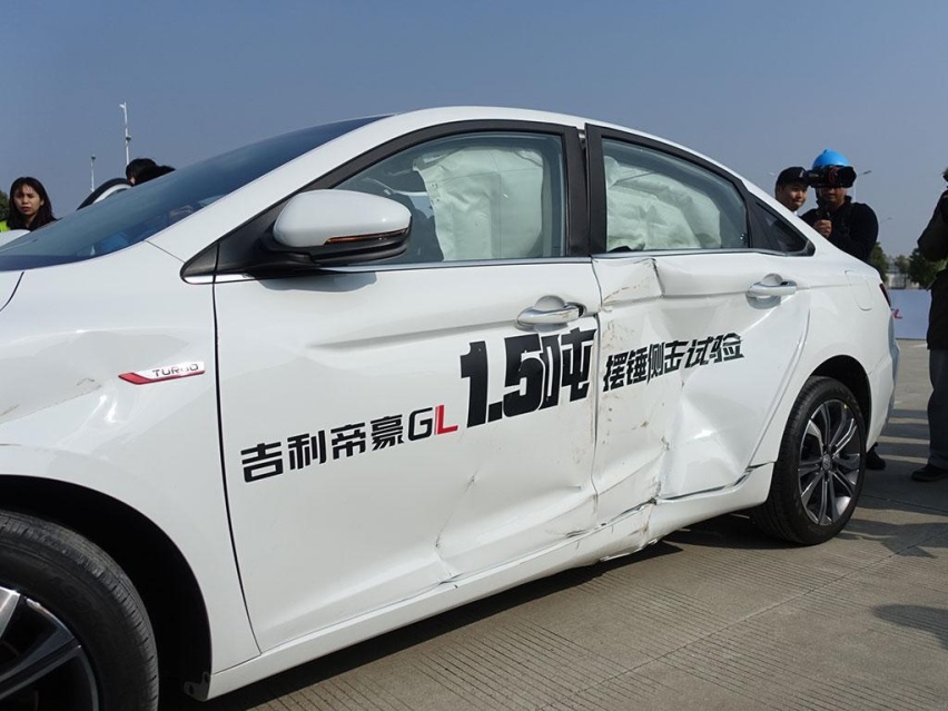1.5吨铁锤4米高空自由摆动，侧击帝豪GL会怎么样？