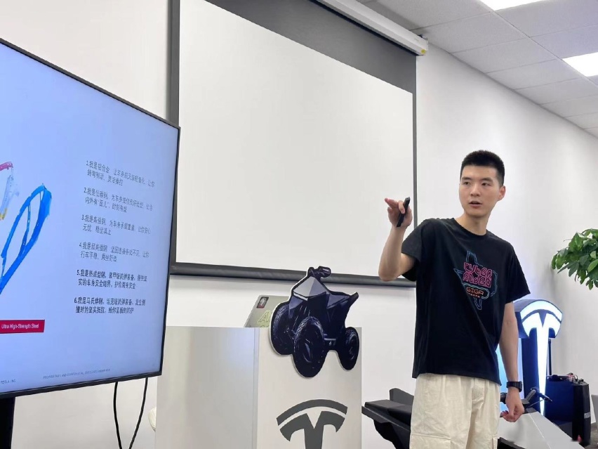 潮玩单品！特斯拉新玩具Cyberquad闪耀江城