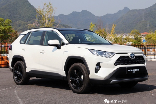 全新丰田RAV4荣放买哪款：低配的安全配置也很齐，别犹豫啦！
