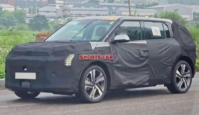 套用EV9前脸？定位小型电动SUV，起亚EV4海外谍照曝光