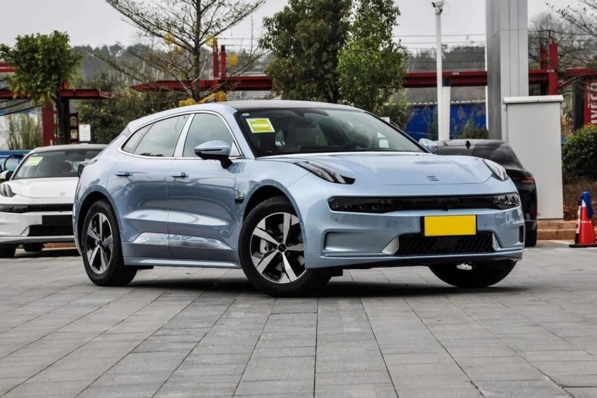 同为豪华新能源轿车，岚图追光与极氪001，谁能给夏日降降温？