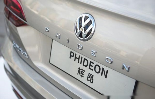 大众辉昂一口气降12万，最低22万多就能提裸车，真香！