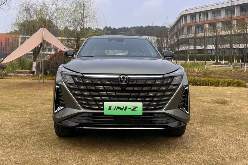 实拍长安UNI-Z：除了颜值在线，科技配置+混合动力更是同级领先！