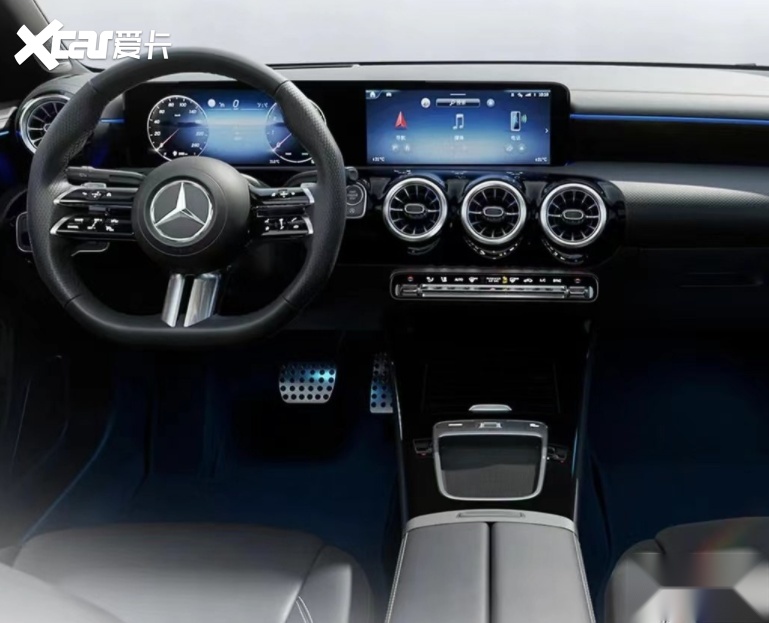 再来便是它的内饰部分,2024款奔驰cla的内饰布局仍旧是我们所熟悉的