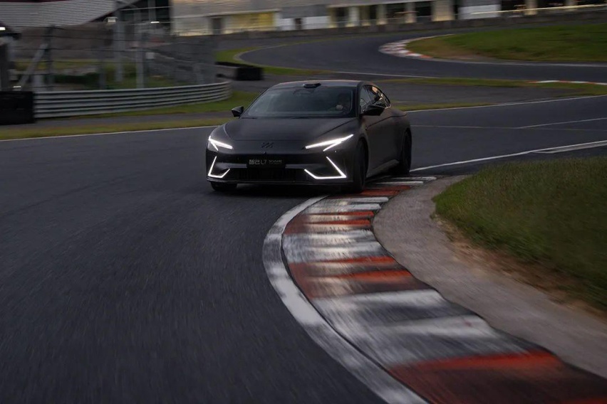 智己秀肌肉，CEO狂超速？狂飙160km/h多次违章，智能汽车这样开？
