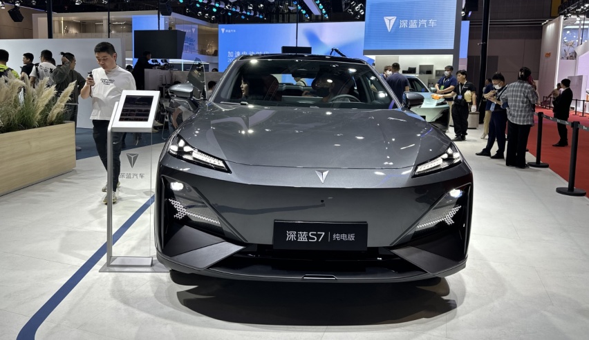 上海车展丨实拍深蓝S7，化妆镜带屏幕，配女王副驾，还看Model Y？