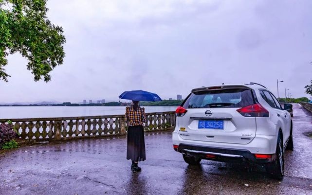 又到梅雨季，出门考验车辆时候到了！“全能”奇骏该你上了！