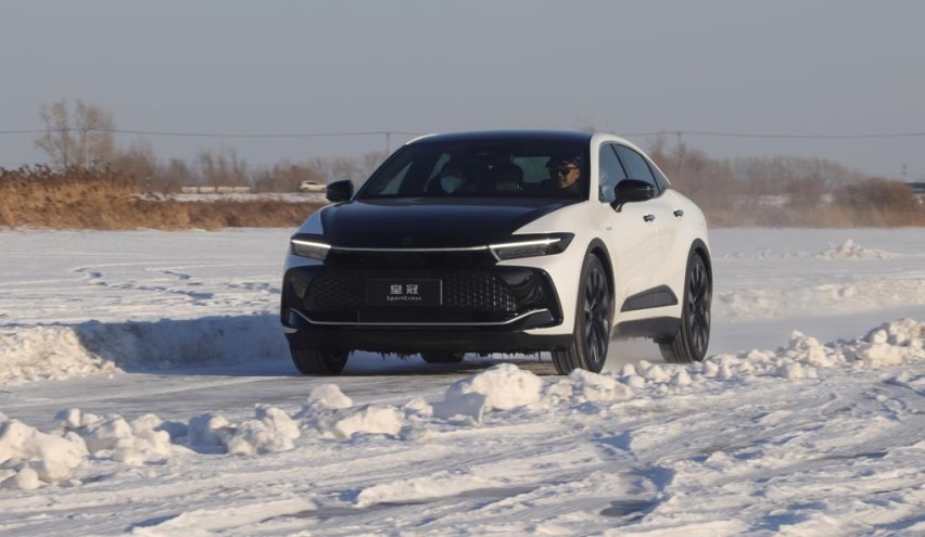 越野、赛跑、下赛道！跟着皇冠陆放和皇冠SportCross一起玩雪