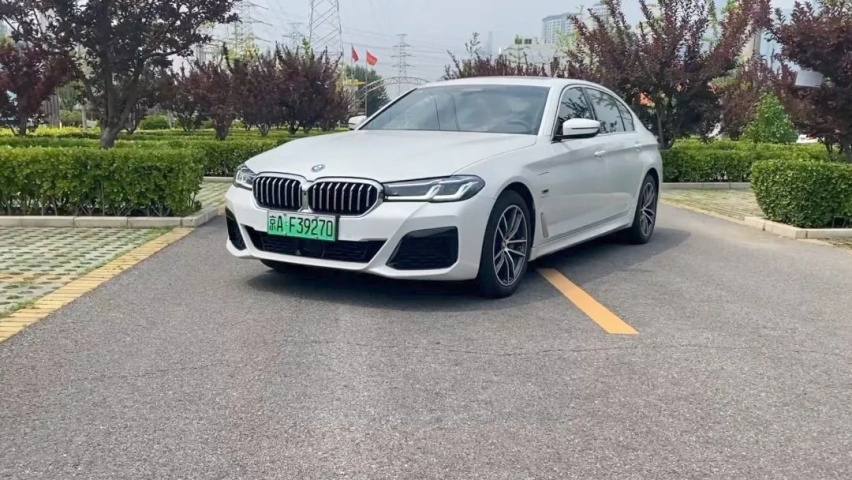 油耗1个多，轴距超3m，后排能翘腿，50万级最值5系是插混？