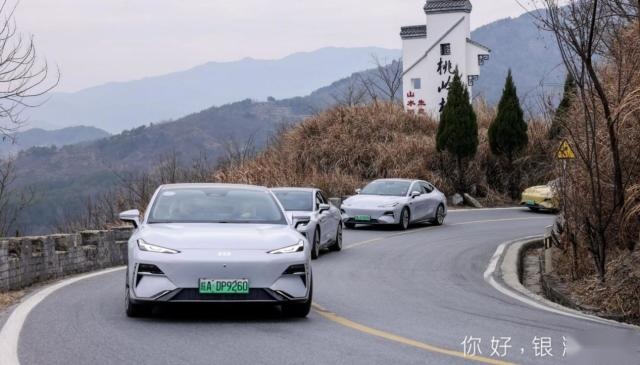 吉利银河E8开起来是什么感觉？浩瀚架构比对手好多少？