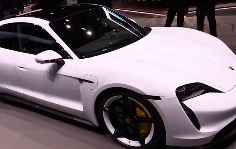 rTaycan Turbo S ܇չ@^o׷