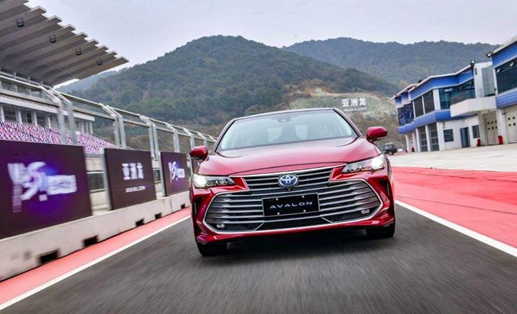 亚洲龙2.0L版本明日上市，选它好还是选择凯美瑞2.0L好？