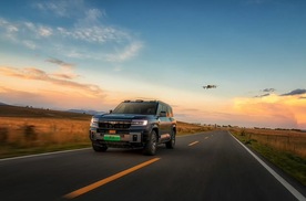 央视《花开中国》解锁黑科技！方程豹豹8无人机版带你飞瞰新疆花海