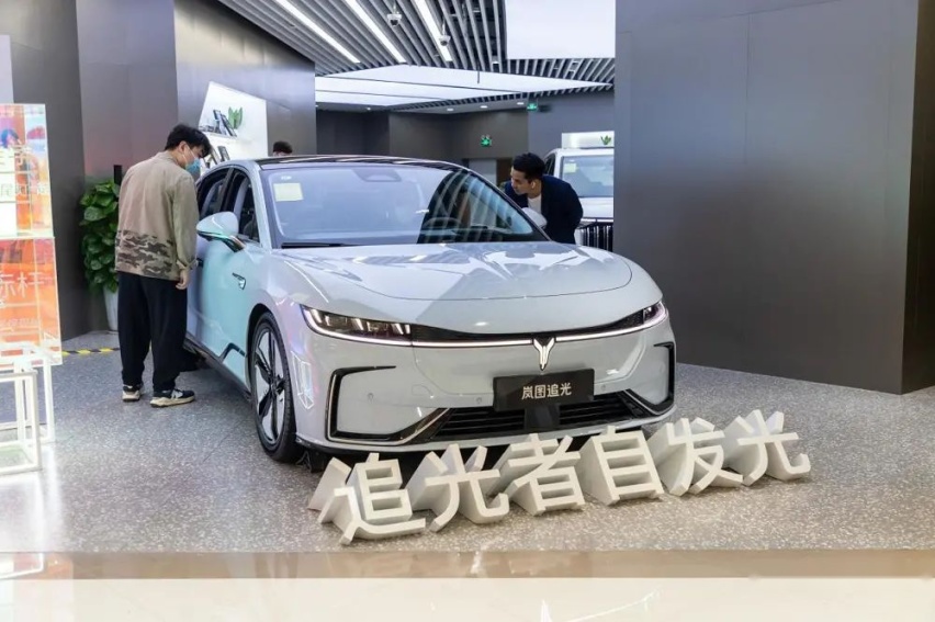 探店岚图追光：7.2万元选装包限免，内卷“新玩法”？