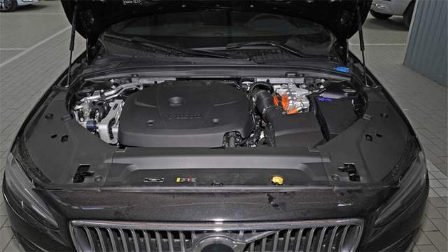 豪华插混中大型车，S90续航、动力更强，配置不如A6L？