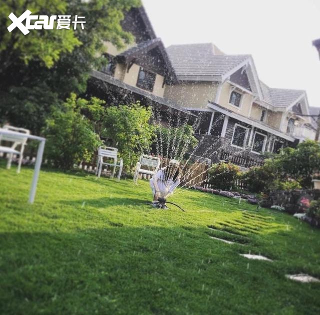 郑恺首晒婚后生活在苗苗的别墅区跑步苗苗将庭院打理得像花园