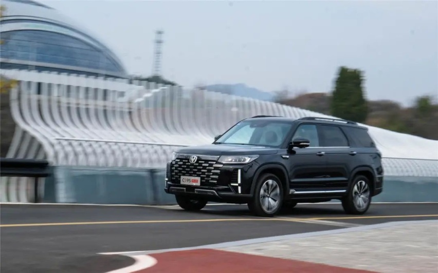 转战“奶爸车”市场，长安CS95PLUS干脆连性格都变了