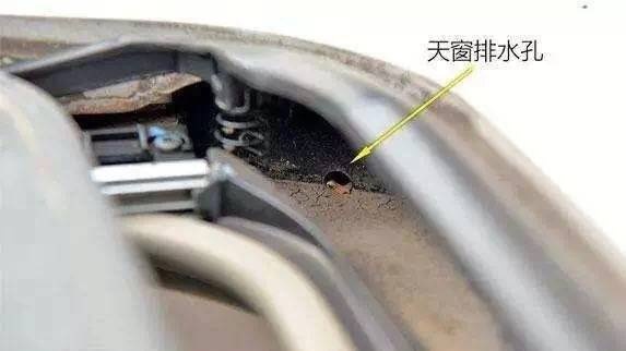 坦克300车内B柱出现水珠  疑似天窗漏水