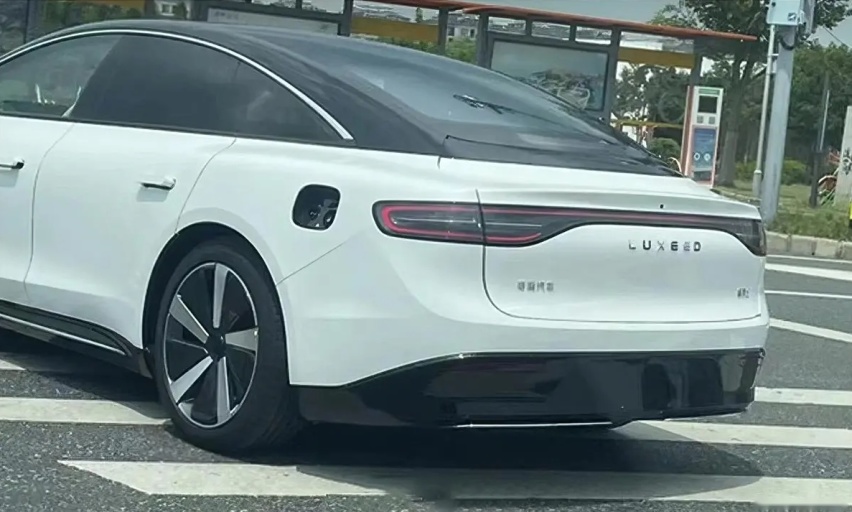 含“华”量最高？华为Luxeed轿跑官图发布，首搭鸿蒙Harmony4