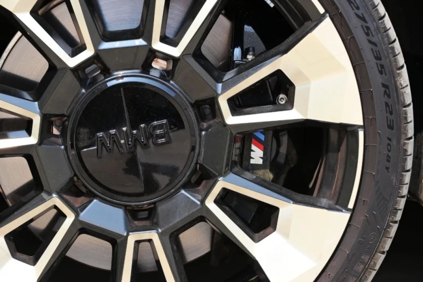 为何创新BMW XM是高性能电动豪华的未来？全方位体验后找到了答案