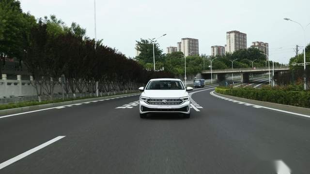 【e汽车】试驾2023款速腾——省油轻巧空间大，家庭出游全靠它