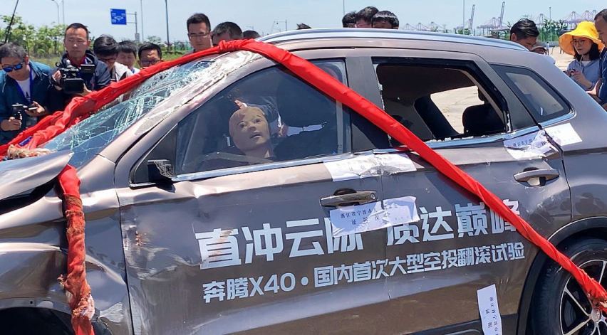 一汽奔腾空投翻滚试验玩儿脱了？安全气囊实力演绎窦娥冤！