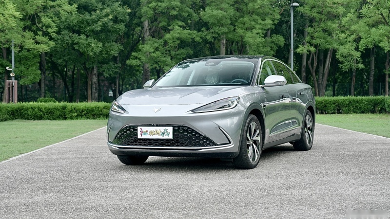 售价28.73万，极狐阿尔法S708S+用什么撬动高端轿车市场