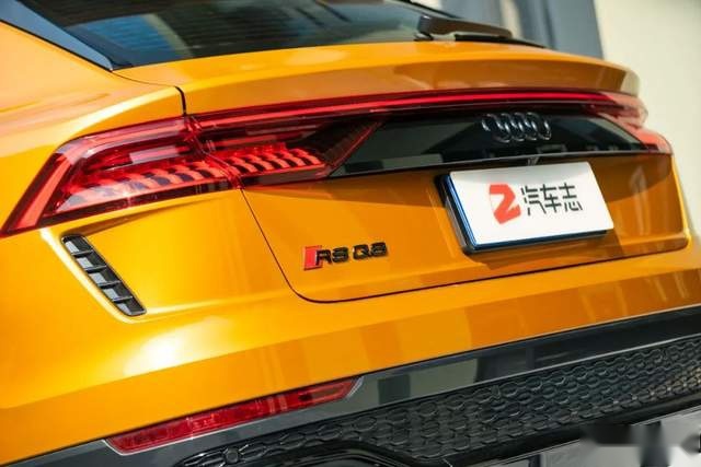RS Q8的“性能”该怎么测？最低油耗8L出头、油箱加满花费近一千