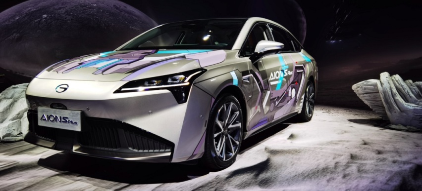 起价13.96万元，续航602km，AION S Plus竟然能用天窗打王者