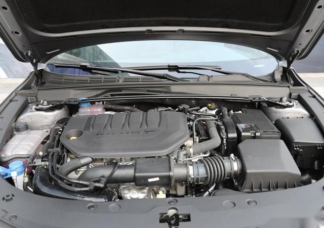 12万级轿跑长安UNI-V，233马力2.0T，爱信8AT与合资车一样