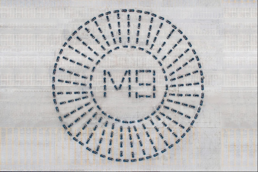 赛力斯超级工厂建成投用，问界M9首批车主交付！