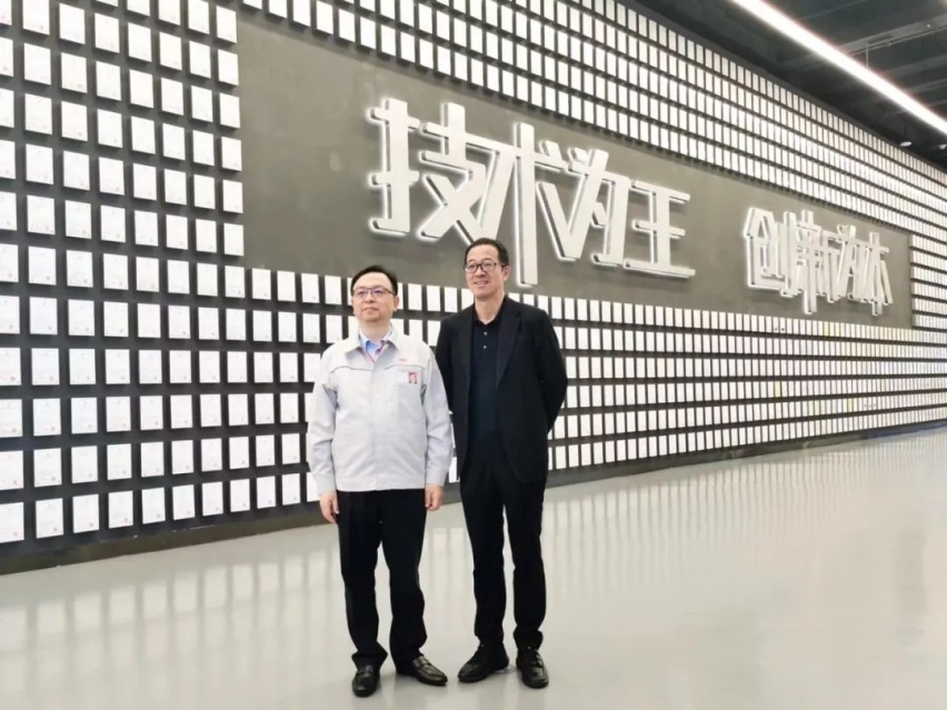 王传福向俞敏洪亲手交车 比亚迪汉EV精英车主阵营再壮大