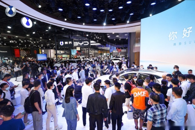 腾势携多款车型亮相成都车展，首款中型SUV概念车全球首秀绽放新豪华势能