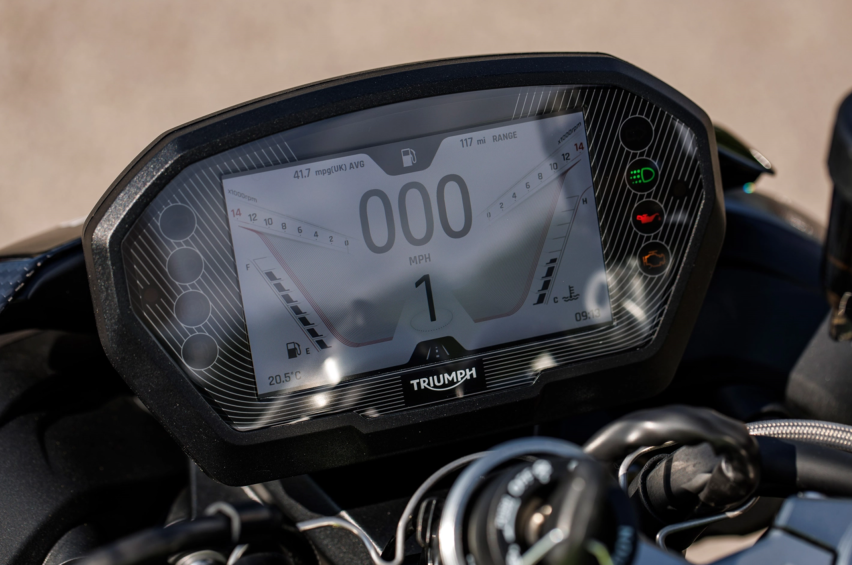 Moto2版本凯旋Street Triple 765详解，配置升级，真