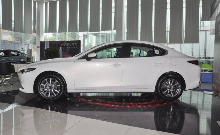 14万买个省心的轿车，雷凌和昂克赛拉怎么选？细小对比发现差距