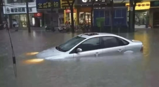 暴雨天车辆泡水了，保险公司会赔偿吗？