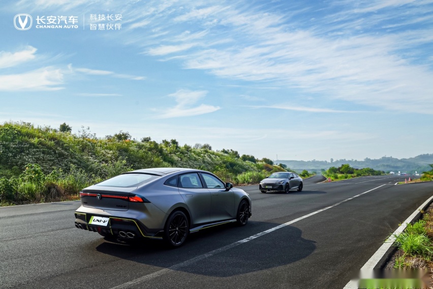 展现UNI家族新面貌，长安UNI-V 2.0T车型12.99万起正式上